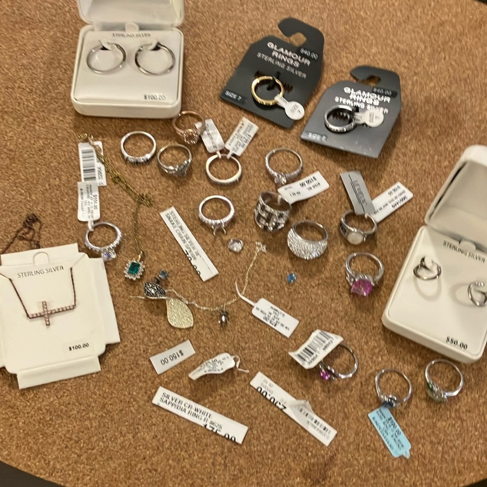 Big lot of ladies assorted beautiful jewelry in need of repairs, super deal!!!